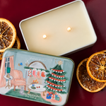 Vela de soja PADDYWAX abierta en lata metálica navideña, con la cera y las mechas visibles.