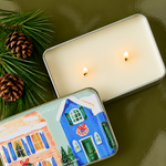 Vela navideña PADDYWAX abierta con dos mechas y cera de soja en lata decorativa.